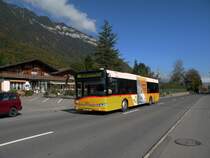Solaris Bus der Post auf der Linie 102 fhrt Richtung Goldswil und dann zum Bahnhof Interlaken Ost. Die Aufnahme stammt vom 13.10.2011.