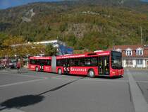 MAN Bus mit der Betriebsnummer 122 und der Vollwerbung fr das Bauhaus auf der Linie 21 fhrt am Bahnhof Interlaken Ost ein. Die Aufnahme stammt vom 13.10.2011.