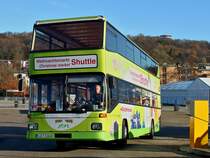 Dieser Doppeldeckerbus bringt die Gste des Aachener Weihnachtsmarkt vom Bendplatz in die Innenstadt. Der freundliche Busfahrer gab mir noch den Tip, den Bus mit seiner Weihnachtsmarktwerbung auf dem Heck zu fotografieren. Im Hintergrund der Lousberg mit seinem Belvedere. (28.11.2011)