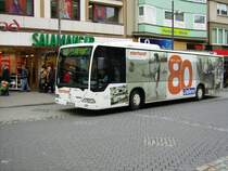 Am 03.12.2011 ist PF-ER 142( 80 Jahre Eberhardt) auf der Linie 722 zum Hauptbahnhof unterwegs als er den Leopoldsplatz in Pforzheim erreicht. 