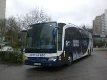 Der Mannschaftsbus Mercedes-Benz O 580 von Hertha BSC Berlin vor dem Mannschaftshotel am Betzenberg in Kaiserslautern.(3.12.2011)