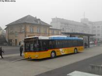 Postauto/PU Stutz Nr. 152 (MAN A20) am nebligen 19.11.2011 beim Bhf. Affoltern am Albis.