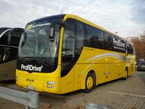 Der gelbe MAN aus Mnchen wirbt fr ProfiDrive. und parkt vor der Schleyerhalle in Stuttgart.