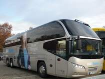Der Neoplan-Cityliner wirbt fr MAN-Finance und parkt vor der Schleyerhalle in Stuttgart.