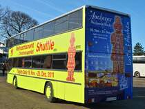 Weihnachtsmarktwerbung auf dem Heck eines Doppeldeckerbus, der die Gste des Aachener Weihnachtsmarkt vom Bendplatz in die Innenstadt bringt.