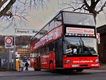 Dieser Doppeldeckerbus fhrt am 15.12.2011 vom Bendplatz in Aachen um Gste zum Aachener Weihnachtsmarkt zu fahren.