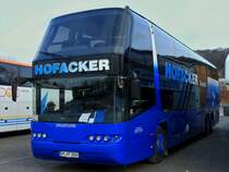 Neoplan Skyliner am 15.12.2011 auf dem Aachener Bendplatz, dem Busparkplatz fr die Besucher des Aachener Weihnachtsmarkts.