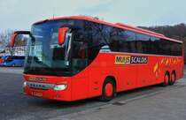 Setra S417GT-HD am 15.12.2011 auf dem Aachener Bendplatz, dem Busparkplatz fr die Besucher des Aachener Weihnachtsmarkts.