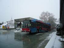 Bernmobil, Bern - Nr. 125/BE 624'125 - Volvo am 18. Dezember 2011 in Bern Postautostation (mit Vollwerbung fr  AirportBus Bern ; allerdings nur auf der linken Fahrzeugseite!)