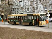 �lterer MERCEDES-Niederflurbus in Berlin-Leopoldplatz, Februar 2008