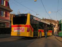 Mercedes Citaro mit der Betriebsnummer 74 auf der Linie 61 fhrt in der Abendsonne zur Haltestelle Paradies. Die Aufnahme stmmt vom 14.01.2012.

