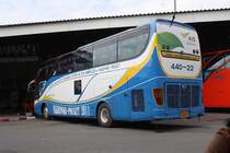 Bus Nr. 440-22, eingesetzt auf der Strecke Nakhon Si Thammarat-Phuket am 10.Jnner 2012 im Busterminal von Phuket Town.