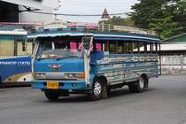 Lokalbus (Song Teow) Nr 1812-5, eingesetzt auf der Strecke Patong-Phuket Town am 10.Jnner 2012 im Busterminal von Phuket Town.