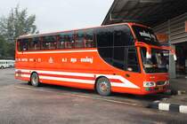 Bus Nr. 494-21, eingesetzt auf der Strecke Satun-Hat Yai am 13.Jnner 2012 im Busterminal von Hat Yai.