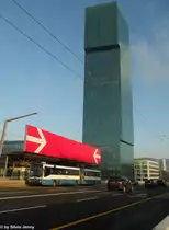 VBZ Nr. 115 (Mercedes O405GTZ) am 14.1.2012 beim Bhf. Hardbr�cke vor dem Prime-Tower, der mit seinen 126m H�he das h�chste Geb�ude der Schweiz ist.