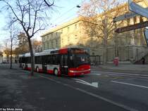 Stadtbus Winterthur Nr. 349 (Solaris Urbino 18) am 4.1.2012 beim Stadthaus. Im Dezember 2011 bentigte Stadtbus Winterthur 5 Gelenkbusse, mit 3 wurden 3 Standardbusse mit nur 2 Tren ersetzt, nachdem man fr diese keine Verwendung mehr hatte, und mit den brigen 2 bot man Beiwagen auf den Linie 5 und 7 an. Fr diese Beiwagen knnen aber auch x-beliebige Busse verwendet werdne, so dass hier der neue Wagen 349 auf der Linie 3 zu sehen ist.