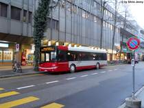 Stadtbus Winterthur Nr. 228 (Solaris Urbino 12) am 19.1.2012 beim Manor (nhe Hauptbahnhof) in der Pause. Seit 2005 mssen neue Autobusse, die nicht im Linienbetrieb stehen mit Sicherheitsgurten ausgerstet sein. Hierzu zhlen auch Fahrzeuge von Verkehrsbetrieben, die Extrafahrten anbieten. Um dies weiterhin tun zu knnen, beschaffte Stadtbus Winterthur in den Jahren 2009 und 2011 je ein Urbino 12 mit berlandbestuhlung und Sicherheitsgurten.