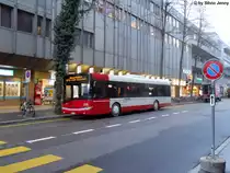 Stadtbus Winterthur Nr. 228 (Solaris Urbino 12) am 19.1.2012 beim Manor (n�he Hauptbahnhof) in der Pause. Seit 2005 m�ssen neue Autobusse, die nicht im Linienbetrieb stehen mit Sicherheitsgurten ausger�stet sein. Hierzu z�hlen auch Fahrzeuge von Verkehrsbetrieben, die Extrafahrten anbieten. Um dies weiterhin tun zu k�nnen, beschaffte Stadtbus Winterthur in den Jahren 2009 und 2011 je ein Urbino 12 mit �berlandbestuhlung und Sicherheitsgurten.