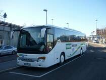 Der Setra S 415 GT, nochmal, von der anderen Seite, der Fa. Walk-Reisen, am Flughafen Stuttgart.