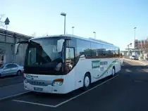 Der Setra S 415 GT, nochmal, von der anderen Seite, der Fa. Walk-Reisen, am Flughafen Stuttgart.