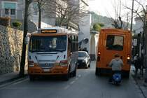 Ein Mercedes-Benz Vario 818 und ein Iveco Tector begegnen sich in Anacapri; 10.02.2008