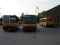 DZA-298 (Volnbusz Ikarus 260), DUD-484 (Ikarus 3**) und DZA-037 (Ikarus 435) stehen beim HBahnhof Budapest-Kelenfld, am 29. 10. 2011. 