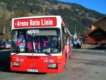 Mercedes; eingesetzt als Skibus  Arena-Rote-Linie , verl�sst gerade den Bahnhofsvorplatz von Zell am Ziller;  080220