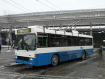 VBL Luzern - NAW-Hess Trolleybus Nr.254 bei den Haltestellen vor dem Bahnhof Luzern am 01.02.2012