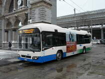 VBL Luzern - Volvo 7700 Hybrid Nr.73 LU 250372 bei den Haltestellen vor dem Bahnhof Luzern am 01.02.2012