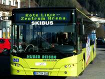 Neoplan- Eingesetzt als Skibus  Rote-Linie , verl�sst gerade den 
Bahnhofsvorplatz von Zell am Ziller;  080220