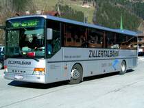 SETRA der Zillertalbahn f�hrt im Kursbetrieb nach Mayrhofen, und verl�sst soeben den Bhf. Zell am Ziller; 080220