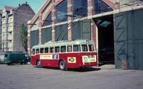 NESA Obus 31 Hellerup remise am 23. Mai 1968. - Ursprnglich funktionierte das Gebude als Strassenbahbetriebsbahnhof. Bis 1953 betrieb die NESA in Gemeinschaft mit den Kopenhagener Strassenbahnen (Kbenhavns sporveje) die Strassenbahnlinien 14 und 15. Ab diesem Jahr fuhren die beiden Linien nur auf den KS-Gleisen, die SL 15 bis 1963 und die SL 14 bis 1965.

















