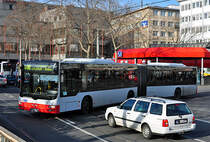 MAN Lion`s City NG, BN-SW 4386, der SWB im Clinch mit einem Golf Variant (der Golf hat verloren und setzte zurck!!), Hbf Bonn 27.01.2012