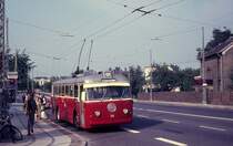 NESA Obuslinie 27B (Obus 34) Hellerup station (DSB-Bahnhof Hellerup) am 30. August 1970.
NESA kaufte 1953 20 Obusse (31-50, Type LETB1). Hersteller: BUT / Smith, Mygind & Httemeier / English Electric Company. Lnge: 9,7m, Breite: 2,44m, Motor: English Electric Company EG-410C 120 PS. Zahl der Sitz- und Stehpltze: bzw 30 und 35. - Die Obusse wurden 1971 ausgemustert und durch neue Dieselbusse ersetzt. - Der Obus 31 befindet sich im Besitz des Dnischen Strassenbahnmuseums. - Das Strassenbahnmuseum, Sporvejsmuseet Skjoldensholm, liegt in der Nhe von der Stadt Ringsted.
Adresse: Skjoldensvej 107, DK-4174 Jystrup Midtsjlland - www.sporvejsmuseet.dk 
