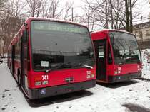 Auf einem Parkplatz in der Nhe des Zeughauses Basel stehen drei Van Hool von Bernmobil. 741 (ex Bernmobil 246) und 739 (ex Bernmobil 242). Die Aufnahme stammt vom 13.02.2012.
