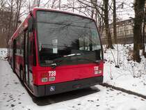 Auf einem Parkplatz in der Nhe des Zeughauses Basel stehen drei Van Hool von Bernmobil. Hier sehen wir den Wagen 739 (ex Bernmobil 242). Die Aufnahme stammt vom 13.02.2012.