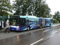 Ein MAN-Gelenkbus. der HVG, in Heidenheim am Festgelnde, mit Vollwebung.