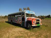 Ein ausgeschlachteter US Bus auf einer Wiese neben dem Flughafen in Jerez de la Frontera (E) am 07.02.2012.