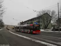 Stadtbus Winterthur Nr. 348 (Solaris Urbino 18) am 1.2.2012 beim Bhf. Oberwinterthur. Die neuen Solaris unterscheiden sich nicht nur an der Klimaanlageu nd an der Zielanziege, sondenr auch am Rot-Anteil des Anstriches. Durch ein Fehler bei Solaris wurde ein leicht oranges Rot ben�tzt. Dieses Malheur wollte nun im n�chsten halben Jahr auf Grantiekosten beseitigt werden.