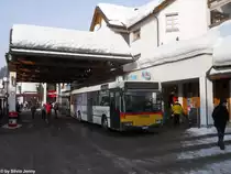 Postauto/PU Bossi GR 76554 (Mercedes O405N) am 2.2.2012 in Lenzerheide/Lai, Post. Dieser Wagen ist ein typisches Beispiel f�r einen Skibus, beinahe 20 j�hrig, und der Wagen h�lt nur noch dank dem Rost zusammen...