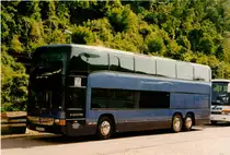 Aus dem Archiv: Dieser Mercedes O 404 DD, Baujahr 1992, wurde nur ein einziges Mal gebaut. Die Serienproduktion war bei Dr�gm�ller geplant, kam aber nicht zustande. Dieser Bus geh�rte 1994 bis ca. 1996 der Fa. Fritz M�ller, Riedstadt, wurde dann an Autobus Sippel, Hofheim/Wallau, verkauft und sp�ter an Mehmeda-Eurotours in Kroatien (Textquelle: www.omnibusarchiv.de). Foto Mai/Juni 1995 in Heidelberg.