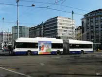 TPG Genf - Hess-Swisstrolleybus BGT-N2C  Nr.763 bei den Bushaltestellen vor den SBB Bahnhof in Genf am 18.02.2012