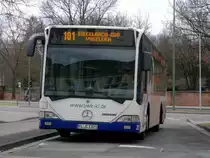 Wagen Nummer 321 (Mercedes Benz O 530) der SWK (ehemals TWK) Kaiserslautern stand am 26.2.12 als Linie 101 an der Endhaltestelle Hauptfriedhof und wartete auf die Weiterfahrt zum Siegelbacher Zoo �ber Vogelweh.