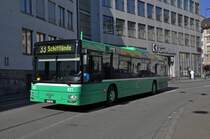 MAN Bus mit der Betriebsnummer 821 auf der Linie 33 fhrt durch die Spiegelgasse Richtung Haltestelle Schifflnde. Die Aufnahme stammt vom 22.02.2012.