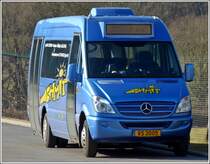 (VS 3005) Diesen Mercedes Benz Minibus der Firma Schmit scheint hinten rechts eine Tr fr Rollstuhlfahrer zu haben. Weil ich den Bus von der Einfahrt des Privatgelndes aus aufgenommen habe, war kein besserer Aufnahmewinkel mglich. 01.03.2012