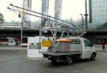 Ein neuer mini-Trolleybus fr SG? Fahrleitungsenteiser-Fahrzeug am Bahnhofplatz 26.01.2012.