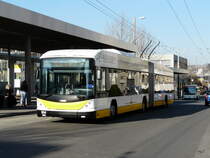 Verkehrsbetriebe Schaffhausen - Hess-Swisstrolley BGT-N2C  Nr.104 bei der zufahrt zu den Haltestellen vor dem Bahnhof in Schaffhausen am 01.03.2012