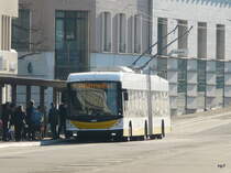 Verkehrsbetriebe Schaffhausen - Hess-Swisstrolley BGT-N2C  Nr.107 bei den Haltestellen vor dem Bahnhof in Schaffhausen am 01.03.2012
