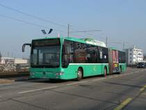 Wenn ein Fussballspiel des FC Basel im St. Jakob Park stattfindet, wird die Linie 36 umgeleitet. Hier fhrt der Mercedes Citaro mit der Betriebsnummer 717 via Mnchensteinerstrasse Richtung Aeschenplatz. Die Aufnahme stammt vom 04.03.2012.