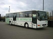 PIR-K 415 im OVPS Betriebshof Pirna am 27.02.08
Das Fahrzeug ist 07/1997 an unseren Betrieb als Neufahrzeug geliefert worden und hat somit gleich 11 Dienstjahre hinter sich.
Gekauft und ausger�stet als sogenannter  Doppelverdiener  mit K�hlschrank, K�che und Gardinen. Nach meiner Ansicht sehr sch�n umgesetztes Design mit den beiden Hauptfarben Hell und Dunkelgr�n unseres Fuhrparkes am Fahrzeug. Mein pers�nliches I-T�pfelchen an diesem �L 313 ist das noch verbaute  sch�ne  K�hlergrill welches bei neueren �L 313 nur noch durch ein unansehnliches Blech ersetzt wurde. Die alte Lady hat 310 PS und der aktuelle Tachostand ist etwas �ber  990.000  Kilometer- es gibt somit bald Freikaffee!!!